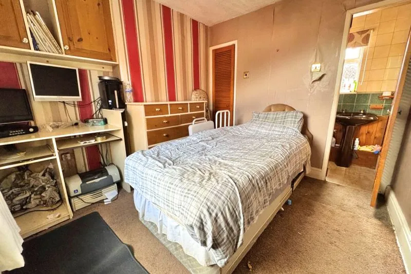 5 bed End Terrace House For Auction