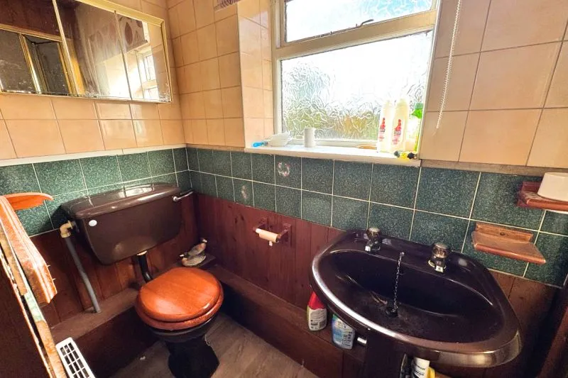 5 bed End Terrace House For Auction