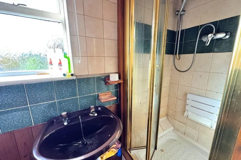 5 bed End Terrace House For Auction