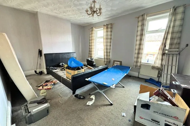 5 bed End Terrace House For Auction