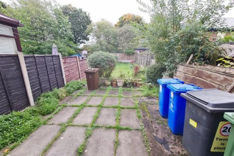 2 bed Terraced House For Auction