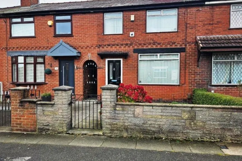 2 bed Terraced House For Auction