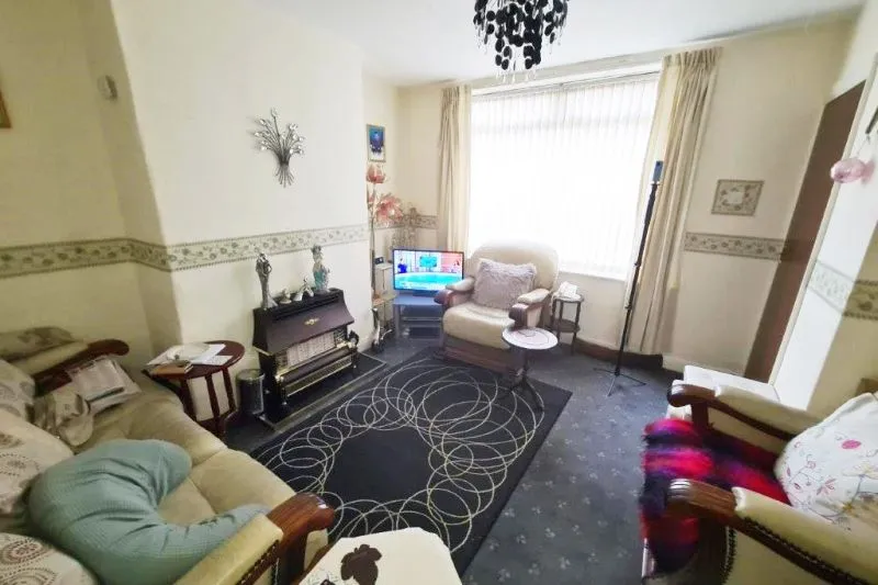 2 bed Terraced House For Auction