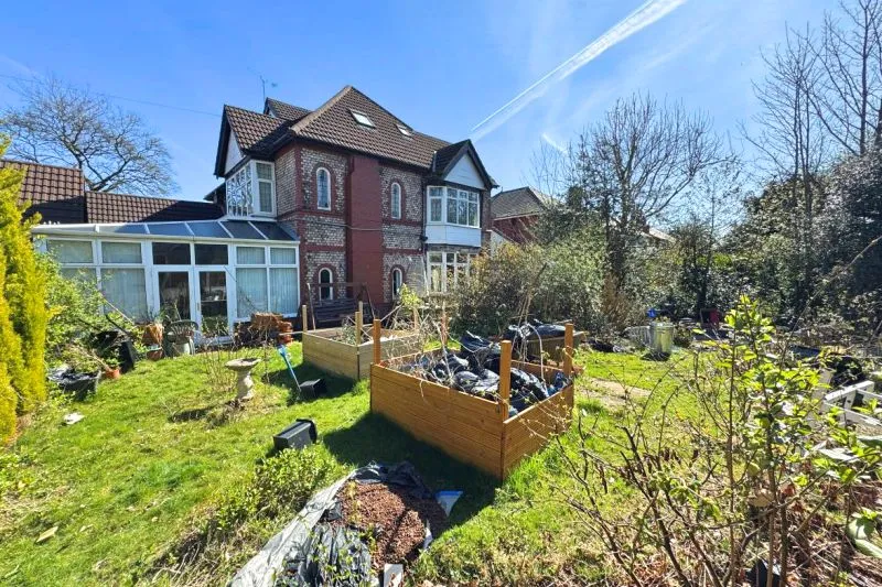 12 bed Detached House For Auction