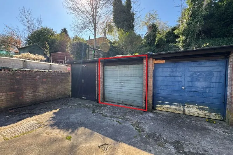 2 bed Flat For Auction