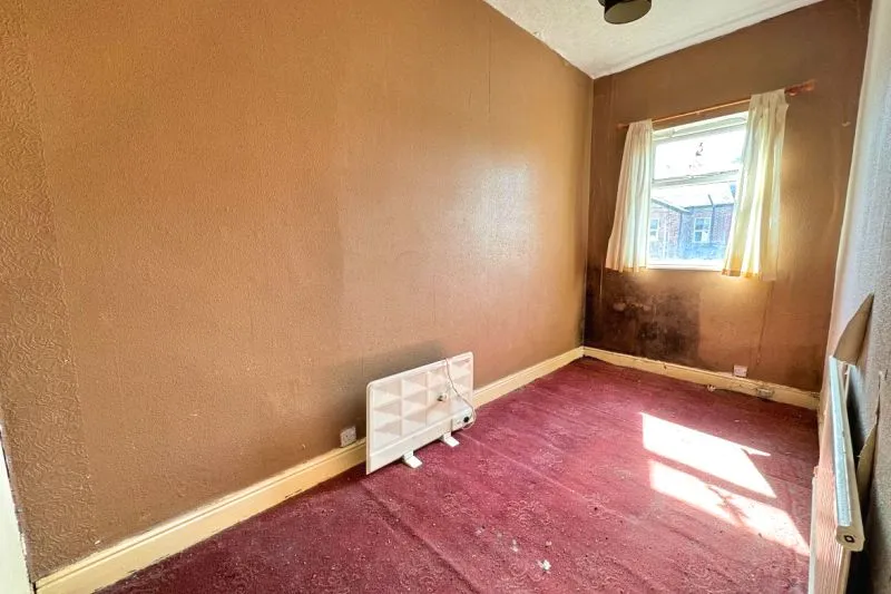 2 bed Terraced House For Auction