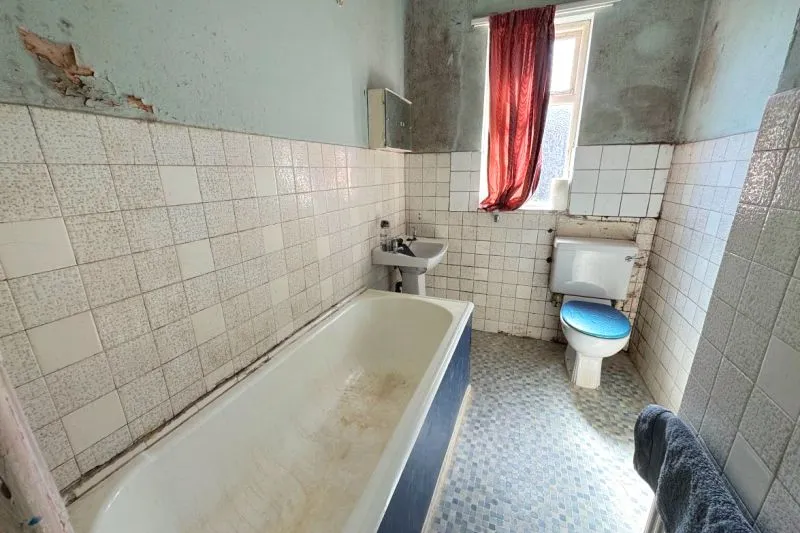 2 bed Terraced House For Auction