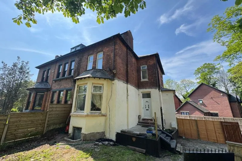 6 bed Semi-Detached House For Auction