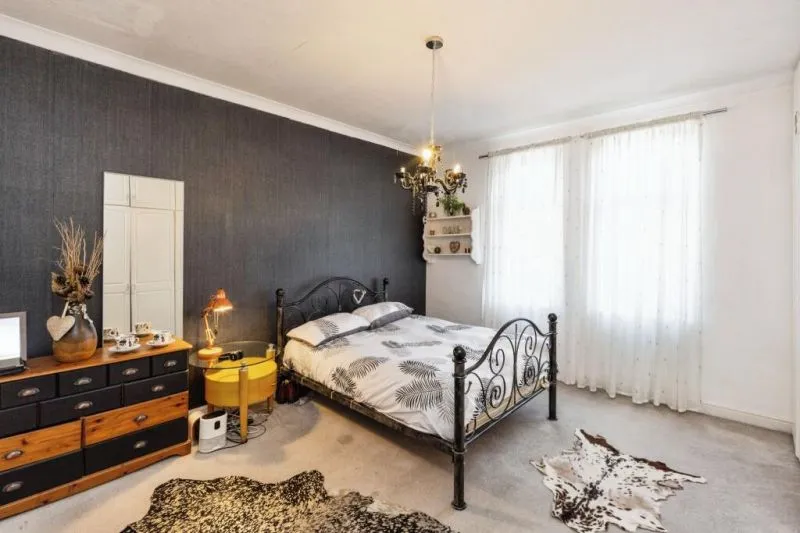 6 bed Semi-Detached House For Auction