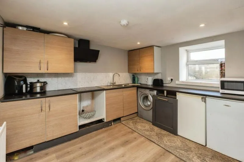 6 bed Semi-Detached House For Auction