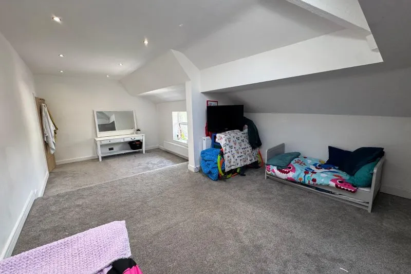 6 bed Semi-Detached House For Auction