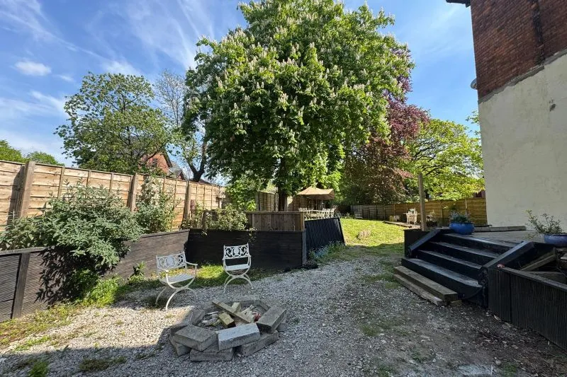 6 bed Semi-Detached House For Auction
