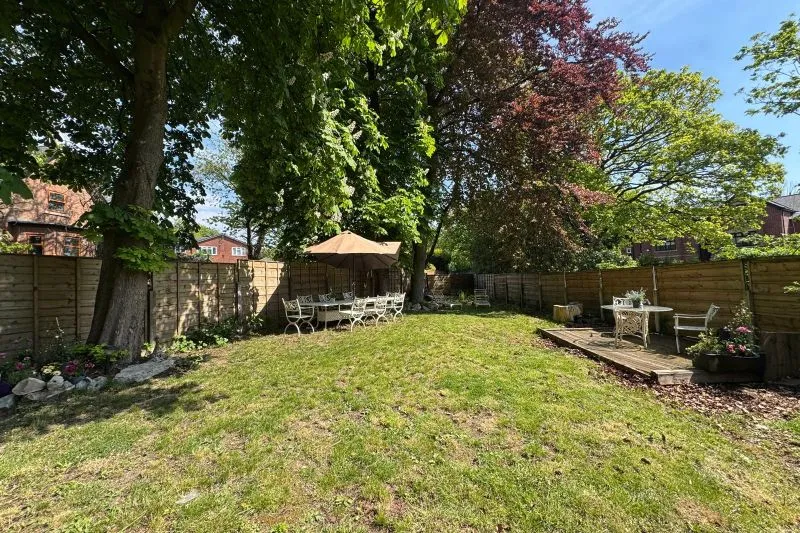 6 bed Semi-Detached House For Auction