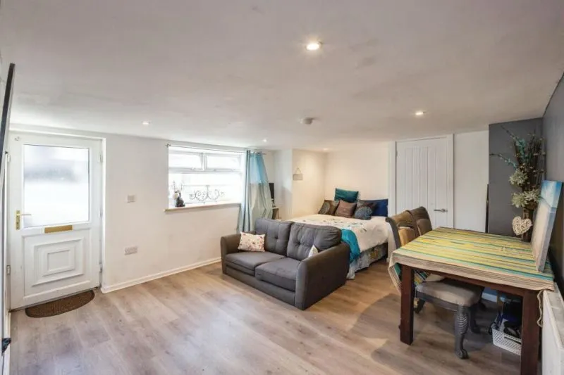 6 bed Semi-Detached House For Auction