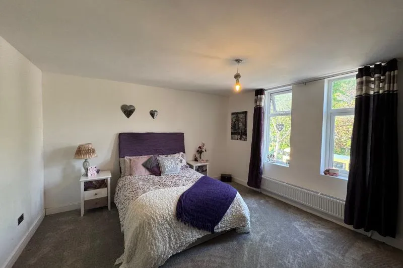 6 bed Semi-Detached House For Auction