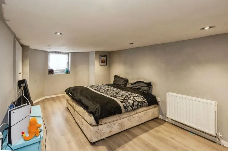 6 bed Semi-Detached House For Auction