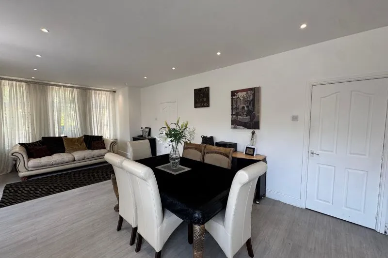 6 bed Semi-Detached House For Auction