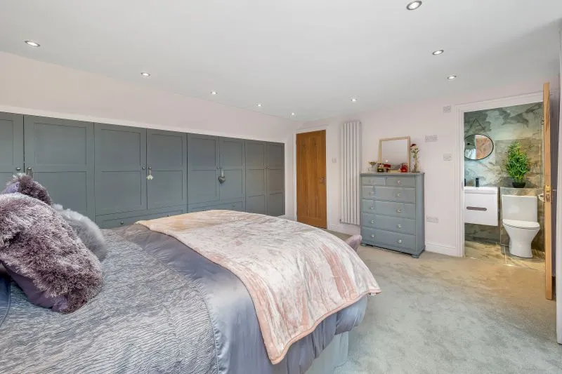 4 bed Detached House For Auction