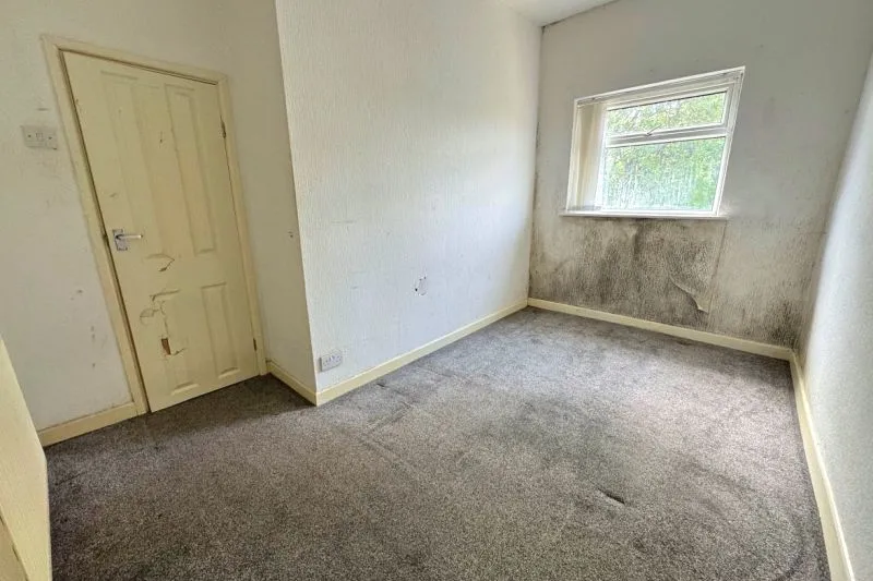 2 bed Terraced House For Auction