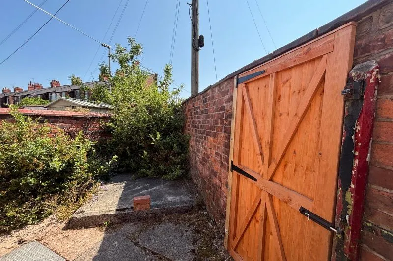 2 bed Terraced House For Auction