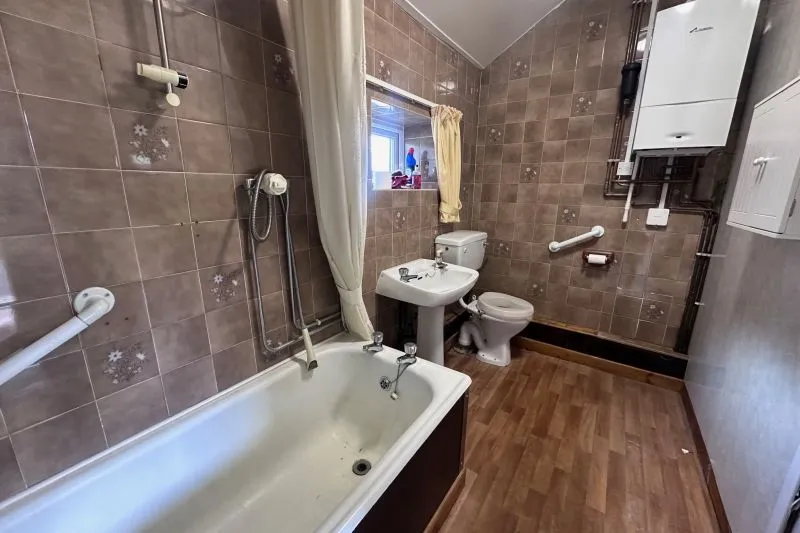 2 bed End Terrace House For Auction