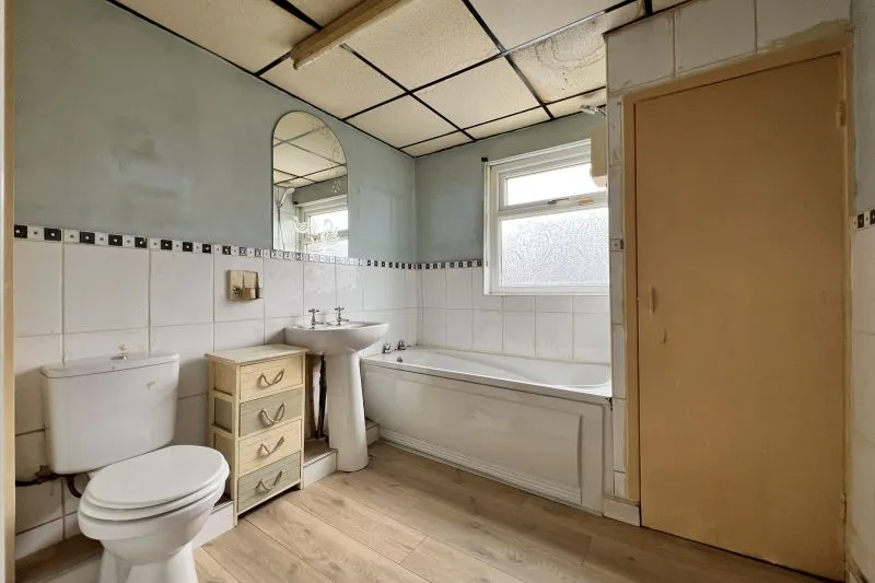 2 bed Terraced House For Auction
