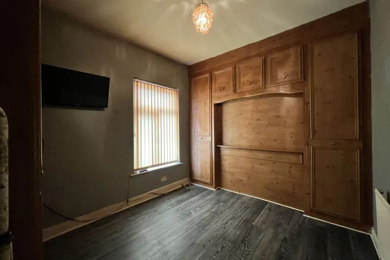 2 bed Terraced House For Auction