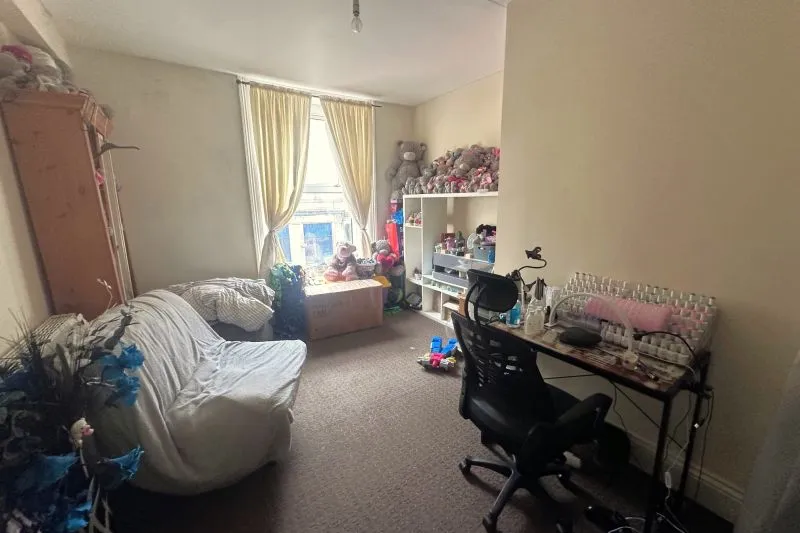 5 bed Apartment For Auction