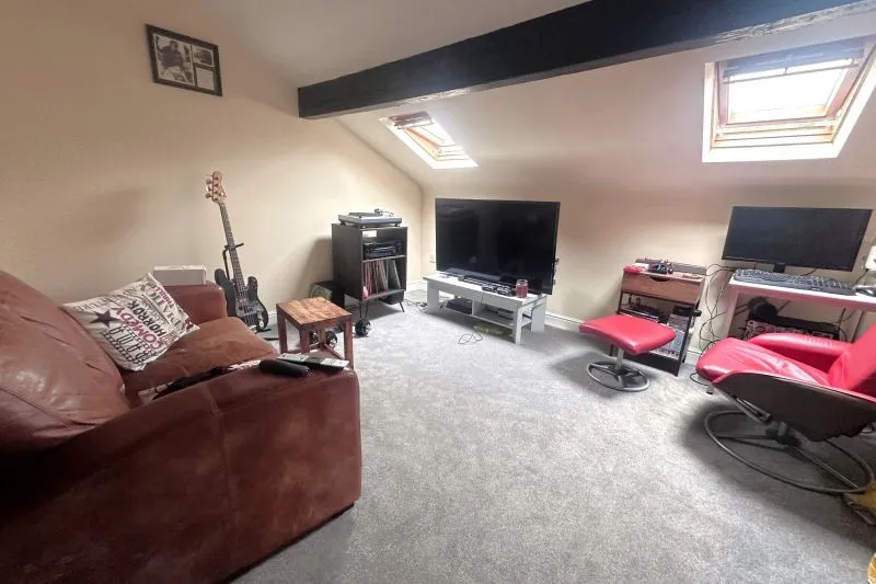 5 bed Apartment For Auction
