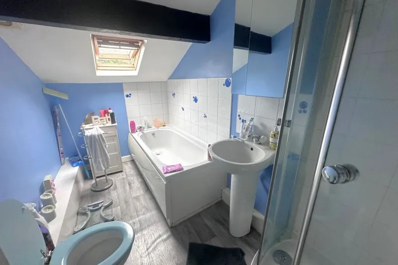 5 bed Apartment For Auction