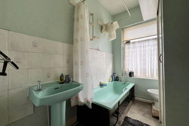 3 bed End Terrace House For Auction
