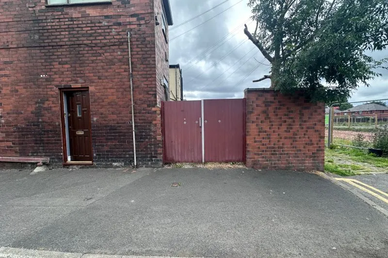 2 bed Flat For Auction