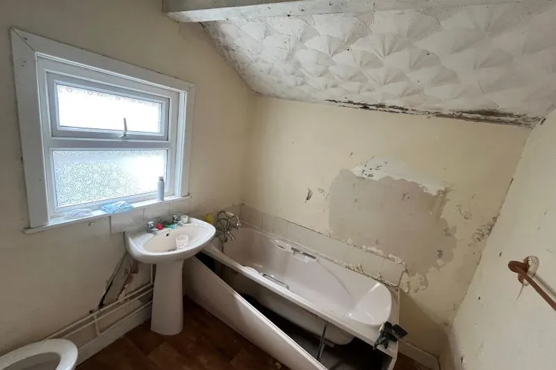 2 bed Terraced House For Auction