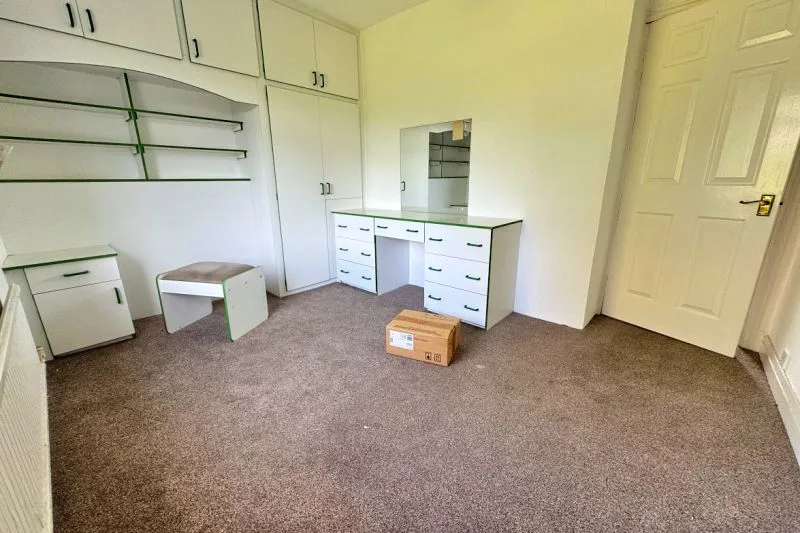 5 bed Detached House For Auction
