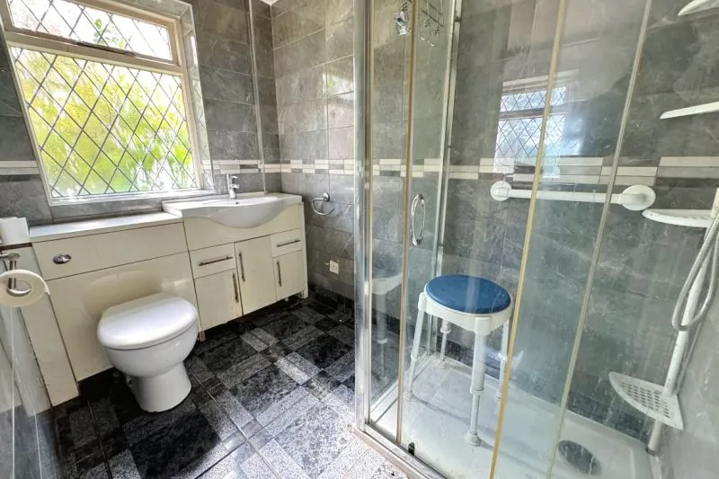 5 bed Detached House For Auction