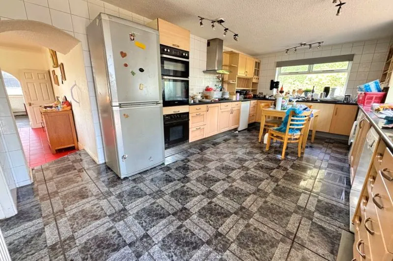 5 bed Detached House For Auction