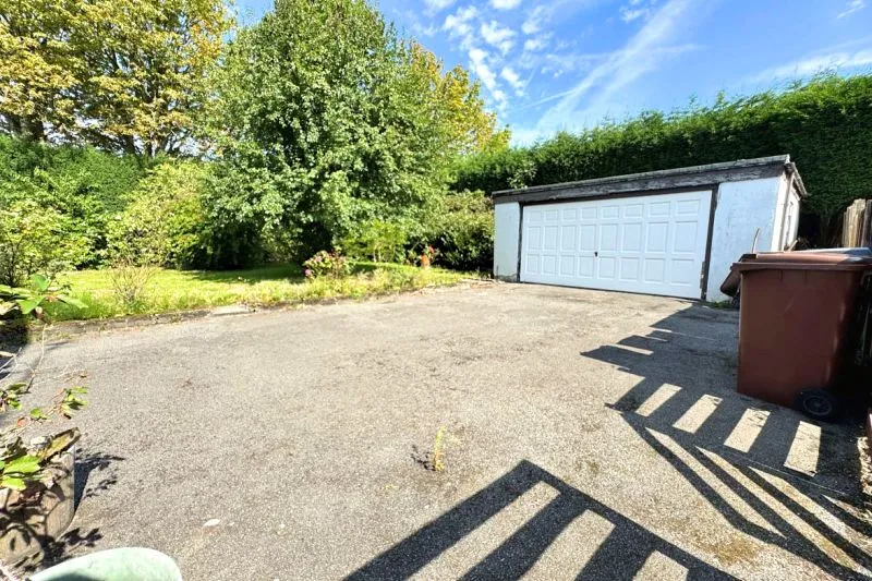 5 bed Detached House For Auction