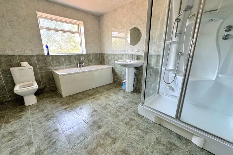 5 bed Detached House For Auction