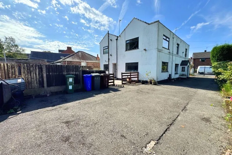 5 bed Detached House For Auction