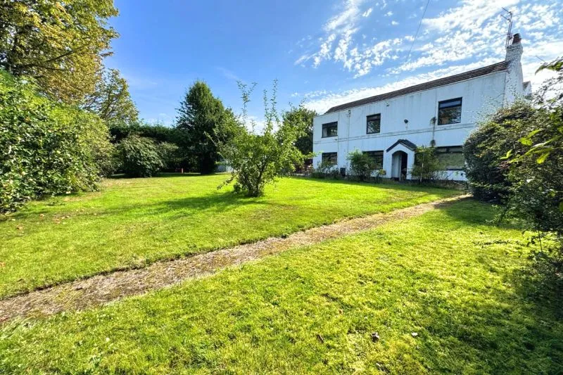 5 bed Detached House For Auction