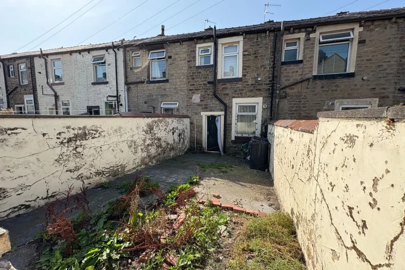 2 bed Terraced House For Auction