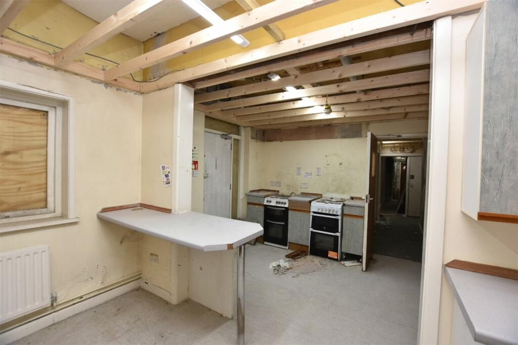 9 bed Detached