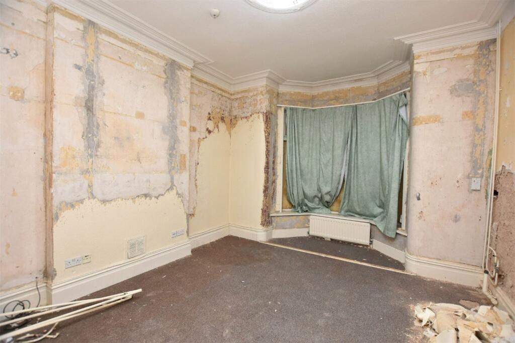 9 bed Detached