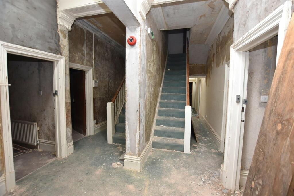 9 bed Detached