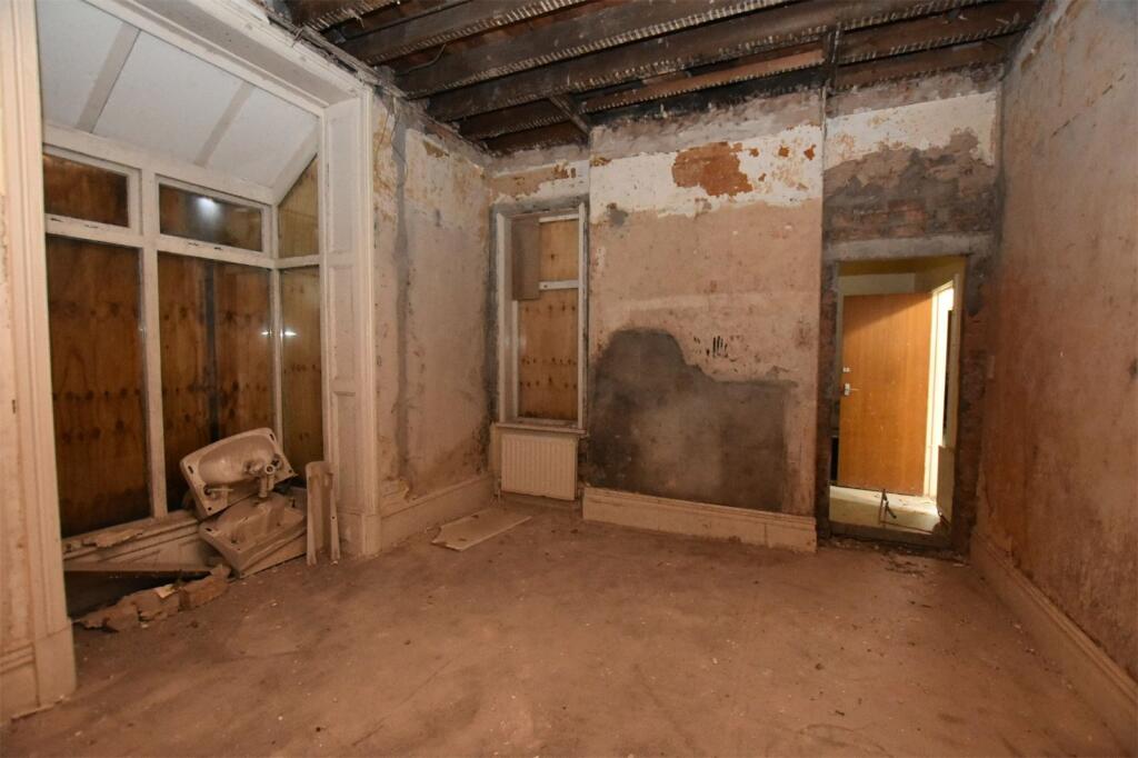 9 bed Detached