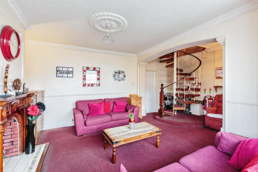 4 bed Semi-Detached