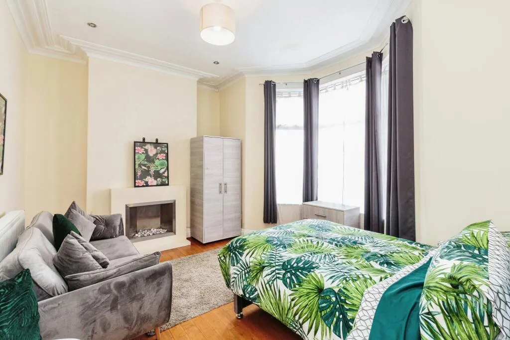 4 bed Semi-Detached