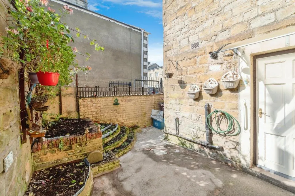 3 bed End of Terrace