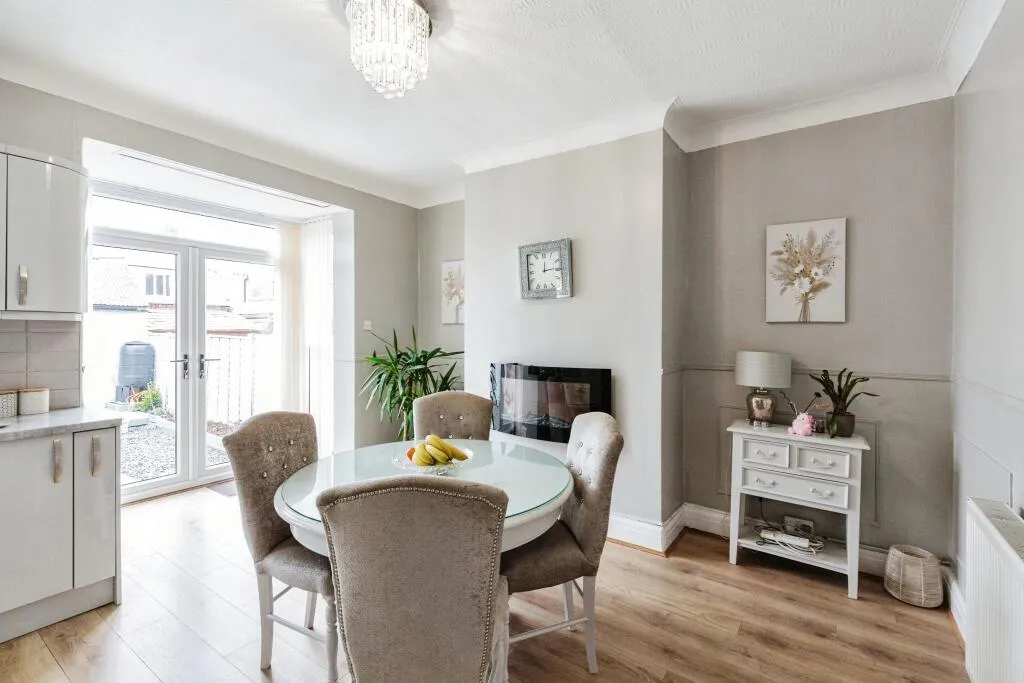 3 bed End of Terrace