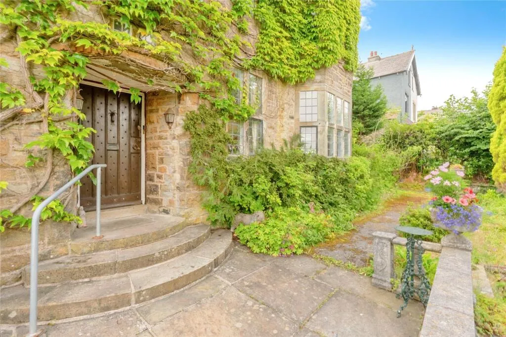 4 bed Detached
